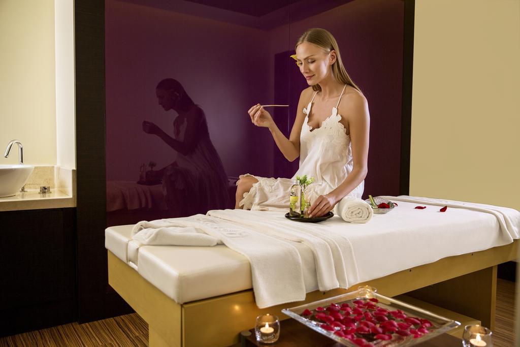 Hotel Downtown Rotana Manáma Exteriér fotografie A spa in India