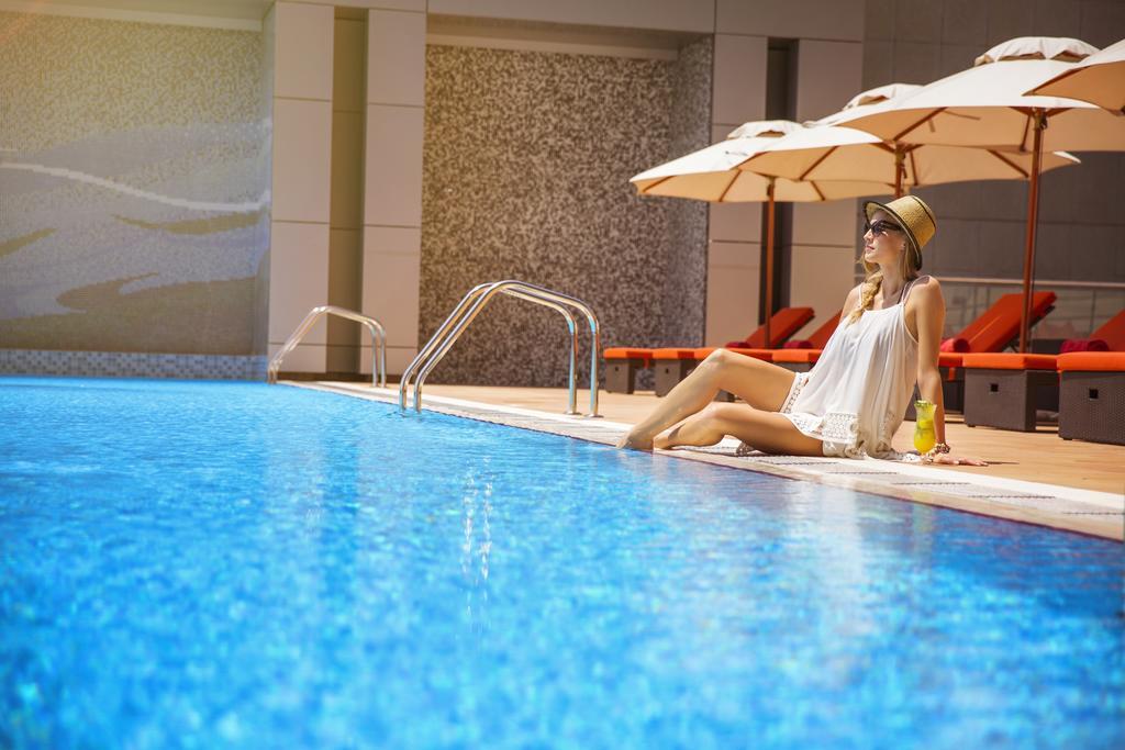 Hotel Downtown Rotana Manáma Exteriér fotografie The swimming pool at the hotel