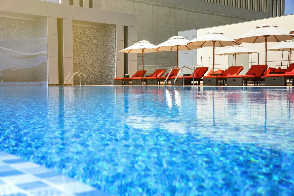 Hotel Downtown Rotana Manáma Exteriér fotografie The pool at the hotel