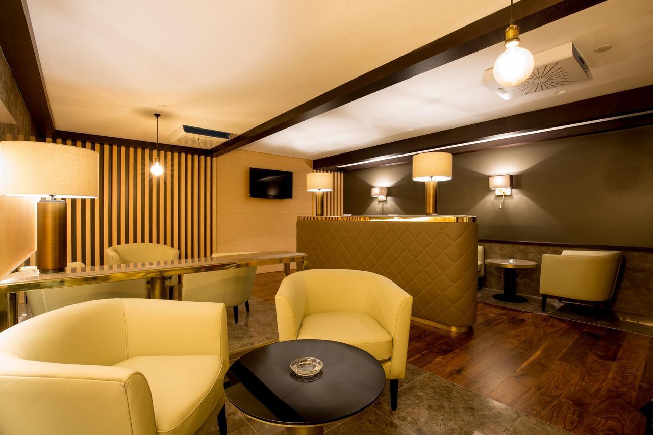 Hotel Downtown Rotana Manáma Exteriér fotografie VIP Lounge at the airport