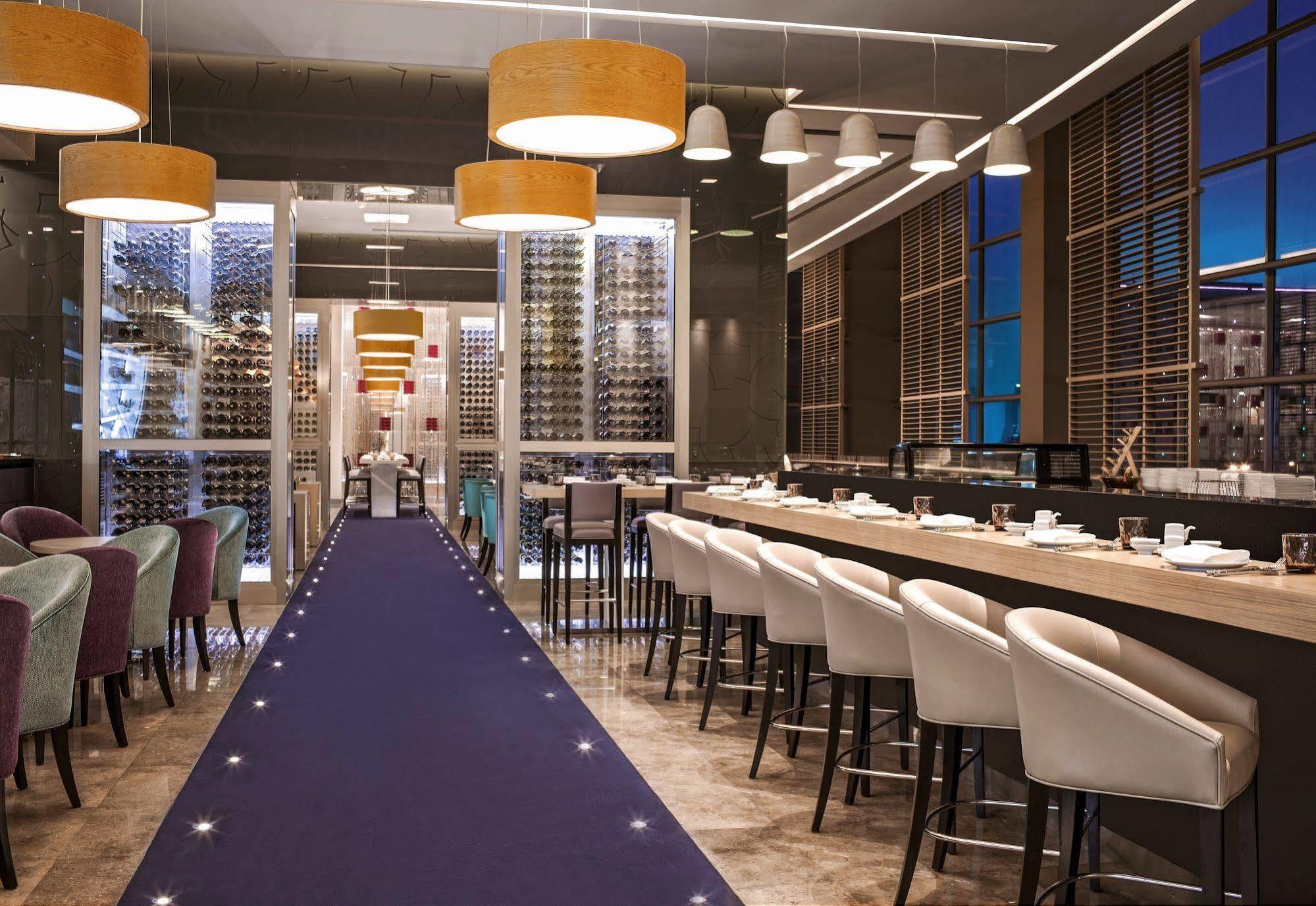 Hotel Downtown Rotana Manáma Exteriér fotografie The interior of the restaurant