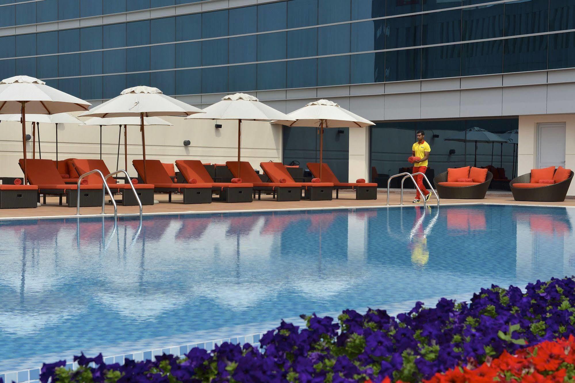 Hotel Downtown Rotana Manáma Exteriér fotografie The pool at the hotel